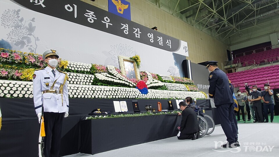 이 경감의 형이 헌화를 하며 “아우야 형이 지켜주지 못해 미안하다. 아우야”라고 목놓아 울고 있다.