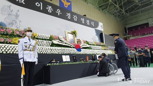 의암호 선박 전복 사고로 숨진 고(故) 이종우 경감의 영결식이 12일 오전 거행된 가운데 이 경감의 형이 헌화를 하며 “아우야 형이 지켜주지 못해 미안하다. 아우야”라고 목놓아 울고 있다. (사진=석민정 기자)