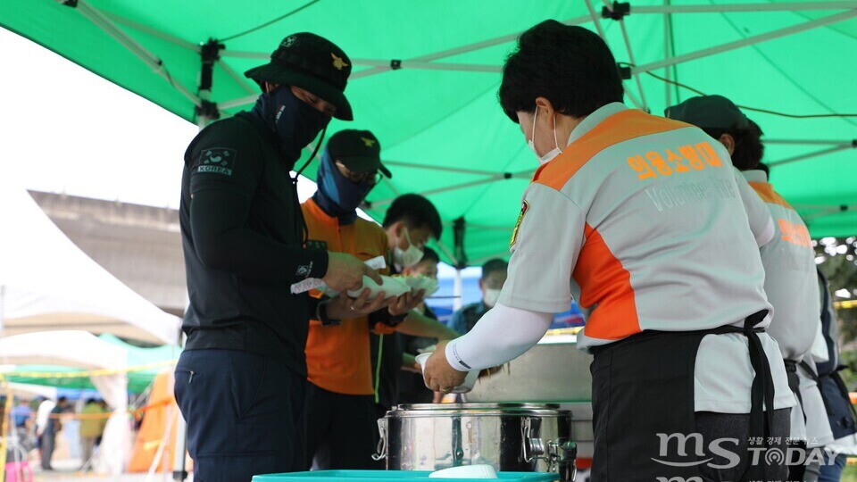 춘천 신북여성의용소방대원들이 하루도 빠짐없이 배식을 진행하고 있다. 사진=석민정 기자