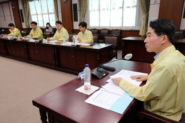 김성호 강원도 행정부지사가 19일 오후 코로나19 긴급대책회의를 주재하고 있다. (사진=강원도 제공)