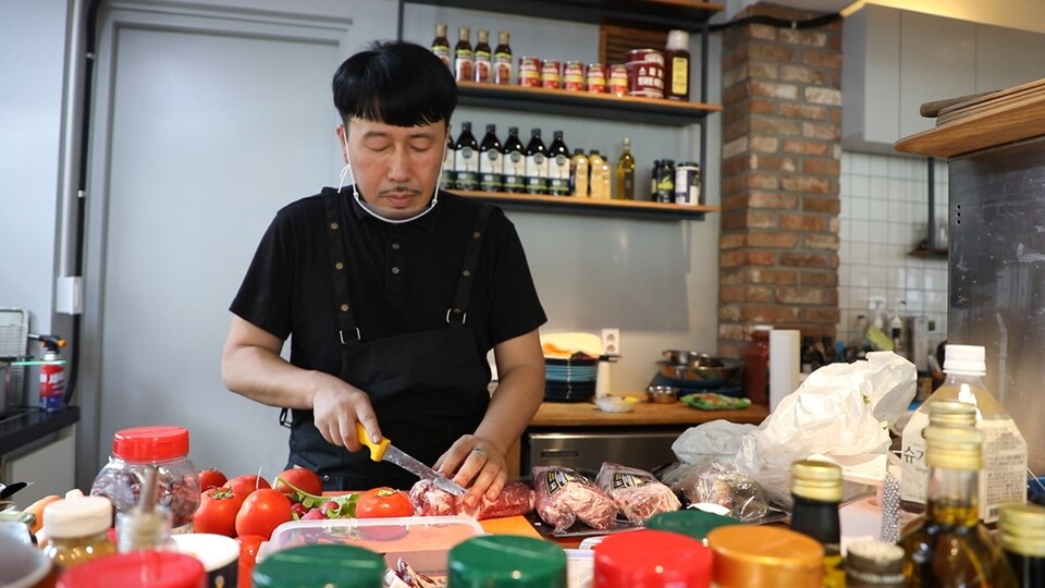 요리 중인 허성민 대표. (사진=김나연 기자)