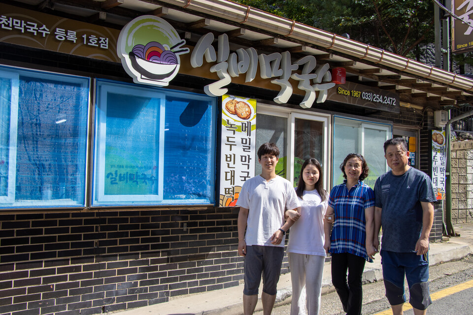 (좌측부터)이상민 씨 부부, 서혜옥·이창훈 대표.(사진=서충식 기자)