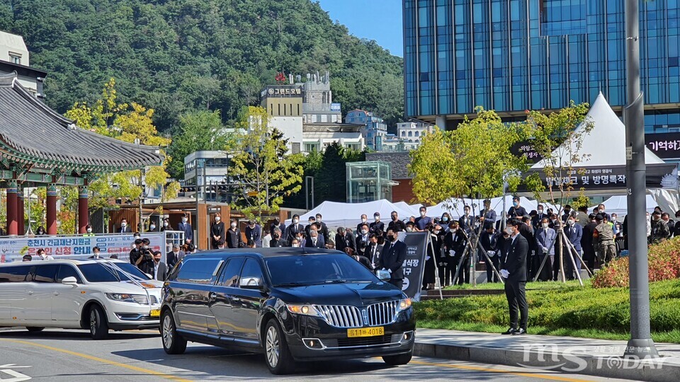 의암호 선박사고로 숨진 춘천시 기간제근로자들의 합동영결식이 20일 춘천시청 앞 광장에서 춘천시장(葬)으로 거행됐다. (사진=신관호 기자)