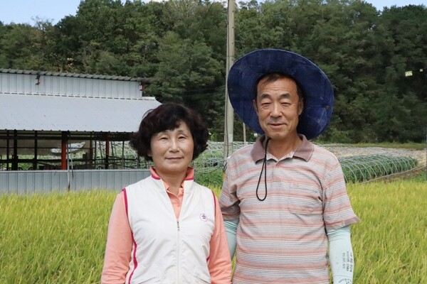 왼쪽부터 전명희·지찬주 부부. (사진=조혜진 기자)