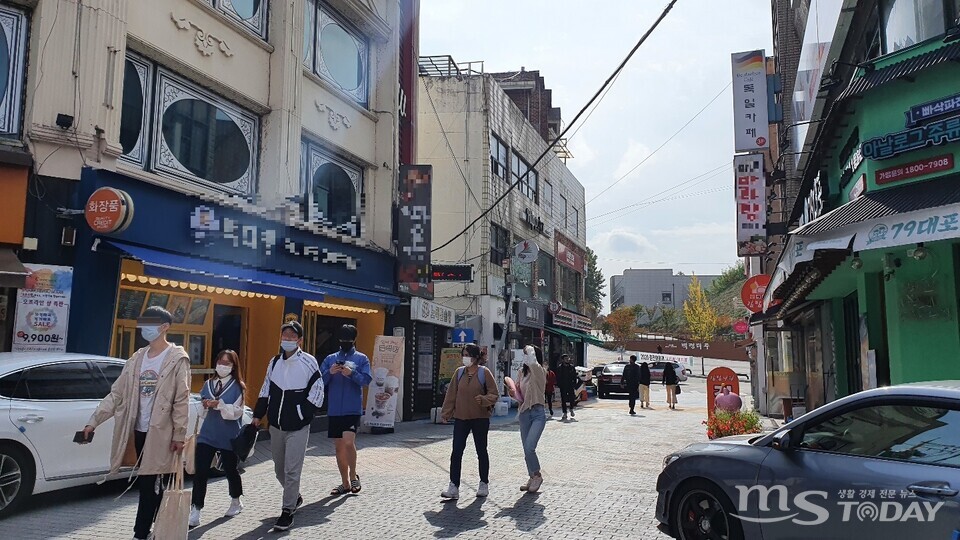 강원대학교 후문에 학생들이 점심시간 식사할 장소를 찾고 있다. (사진=석민정 기자)