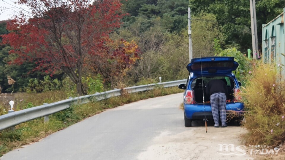 노루목 저수지를 찾는 낚시꾼. (사진=석민정 기자)