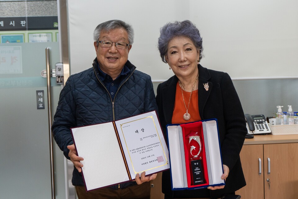 '씨밀레극단' 김영조 단장(왼쪽)과 최우수연기상을 수상한 김소영 단원. (사진=서충식 기자)