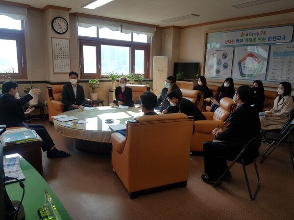 '강남동 학교 추진위원회'는 지난 4일 박근덕 춘천교육장을 면담, 강남동 지역 학교 이전신설을 촉구했다. (사진=박재균 춘천시의원 제공)