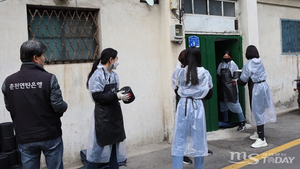 6일 오후 춘천시 소양동 일대에서 시청 문화예술과 직원들이 연탄 봉사를 진행하고 있다. (사진=석민정 기자)