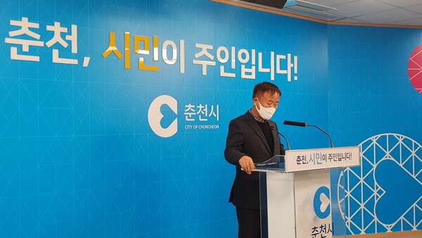 이재수 춘천시장이 24일 오전 춘천시청 브리핑룸에서 열린 2021년도 예산안 설명 기자회견에서 관련 내용을 발표하고 있다. (사진=윤왕근 기자)