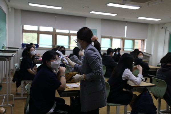 열 체크를 받고 있는 춘천여고 학생들.(사진=MS투데이 DB)