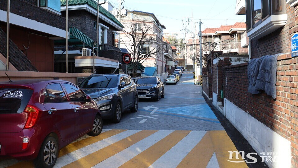 강원대학교 후문 인근, 주택가 골목까지 주·정차 차량들이 빼곡하게 들어서 있다. (사진=MS투데이 DB)