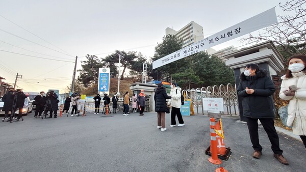 대학수학능력시험일인 3일 오전 춘천 봉의고등학교에 마련된 시험장 입구에서 한 수험생이 격려를 받으며 입실하고 있다. (사진=박지영 기자)