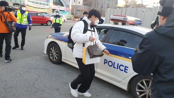 대학수학능력시험일인 3일 오전 8시 춘천고등학교에 마련된 시험장 입구에서 한 수험생이 경찰의 도움을 받아 춘천기계공고 시험장으로 이동하고 있다.(사진=석민정 기자)