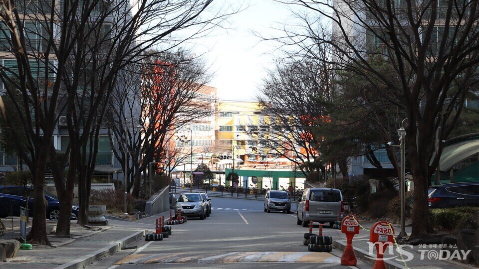 남부초등학교 맞은편 아파트단지에는 지나다니는 주민을 찾기 어려웠다. (사진=석민정 기자)