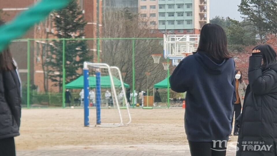 10일 춘천 봄내중학교에 선별진료소가 설치돼 학생과 교직원을 대상으로 코로나19 전수조사가 진행되고 있다. (사진=석민정 기자)