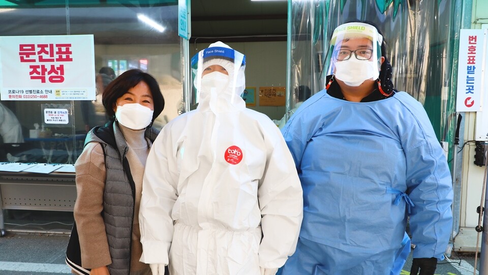 춘천시 보건소 이연이 담당(왼쪽)과 선별진료소 야외지원팀 직원들이 최근 영하 15도 가까운 맹추위 속에서도 시민들의 안전을 위해 코로나19와 전쟁을 치르고 있다. (사진=최규진 기자)