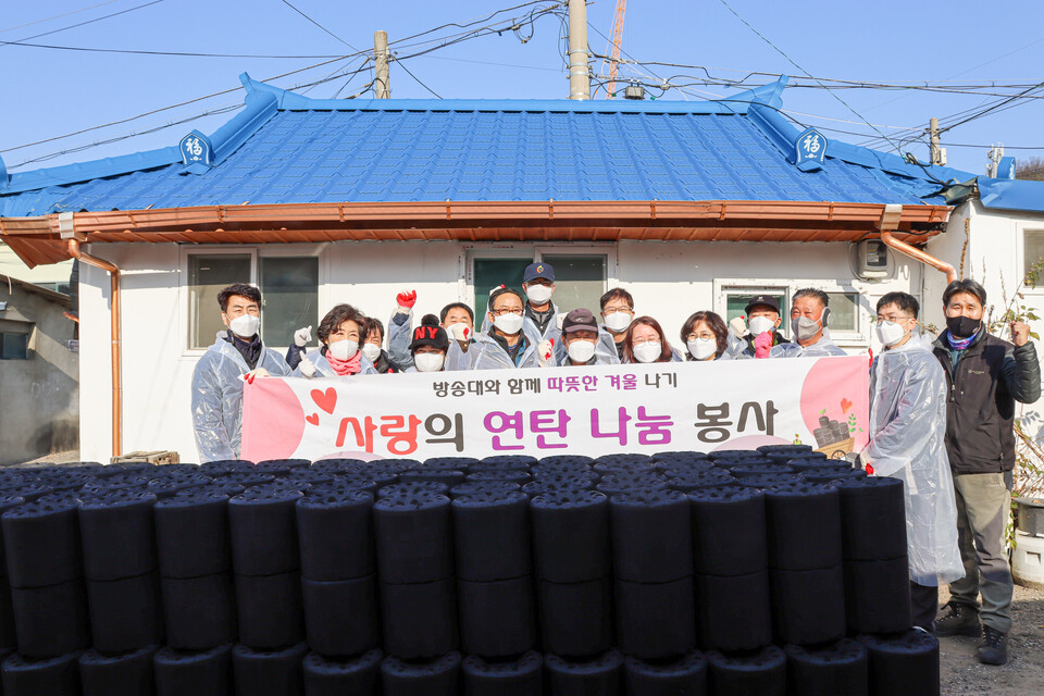 연탄봉사를 위해 모인 정해창 대표(오른쪽)와 한국방송통신대학교 강원총동문회 동문들. (사진=김은혜 기자)