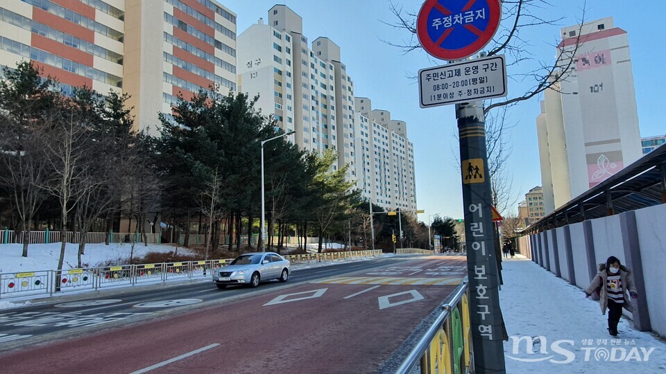 주민신고제로 단속이 이뤄지는 학교앞 어린이보호구역. (사진=석민정 기자)