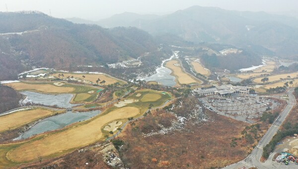 지난 2010년 착공된 춘천 동산면 군자리 신영관광단지 조성 현장 모습. 골프장만 개장한 채 10년 이상 진척을 보이지 않고 있어 춘천시가 골머리를 앓고 있다. (사진=최규진 기자)