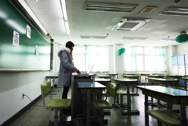 지난 7일 오전 경기도 수원시 팔달구 수원고등학교에서 열린 졸업식이 신종 코로나바이러스 감염증(코로나19) 확산에 따라 온라인으로 진행되고 있다.(사진=연합뉴스)