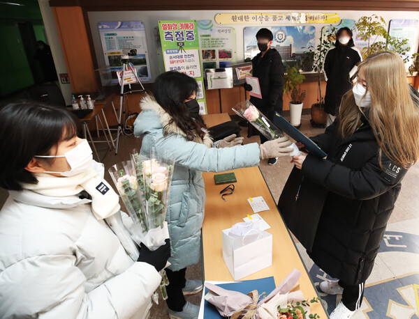 30일 오전 경기도 수원시 효원고등학교에서 졸업생들이 워킹스루 방식으로 졸업장을 받고 있다. (사진=연합뉴스)