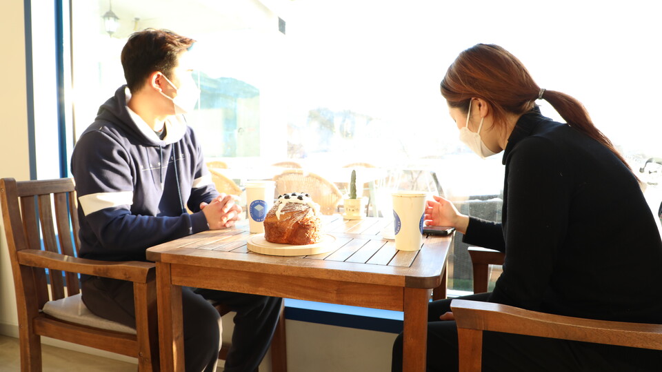 춘천 커피숍 '뷰 맛집'으로 알려진 우두동 루즈카페 매장 내에 모처럼 손님들이 방문해 커피를 즐기고 있다. (사진=박지영 기자)