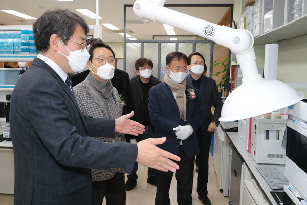 춘천시와 강원대는 22일 강원대 춘천캠퍼스 집현관 3층에 마련된 누룩연구소에서 현판식을 진행했다. (사진=춘천시 제공)