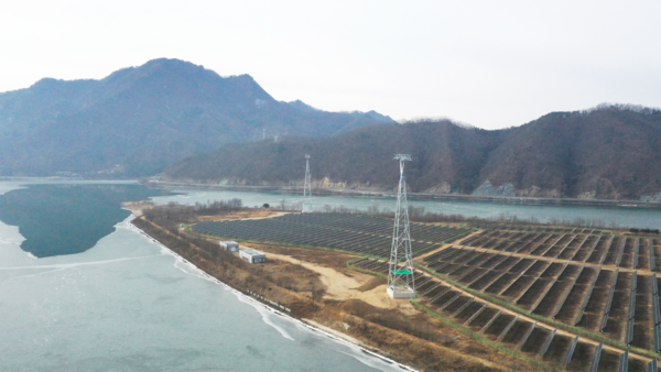 로프웨이를 연결해줄 지줏대가 설치된 가운데 그 뒤로 맥국의 전설을 품은 삼악산의 모습이 보인다. (드론=박지영 기자)