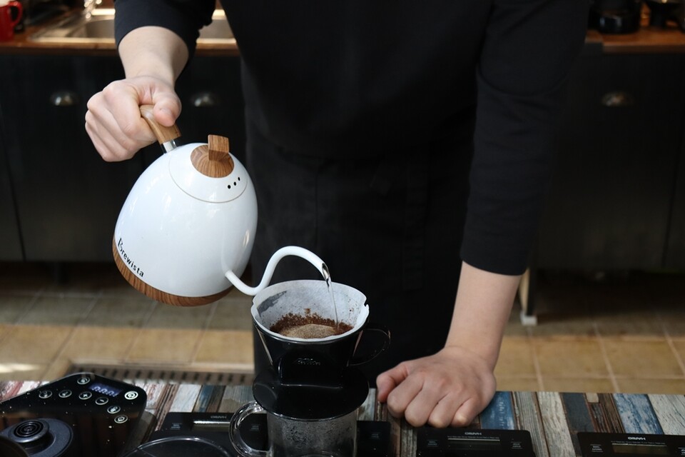 김후억 대표가 에티오피아 벤티 워시드 프로세싱 커피를 내리고 있다. (사진=신초롱 기자)