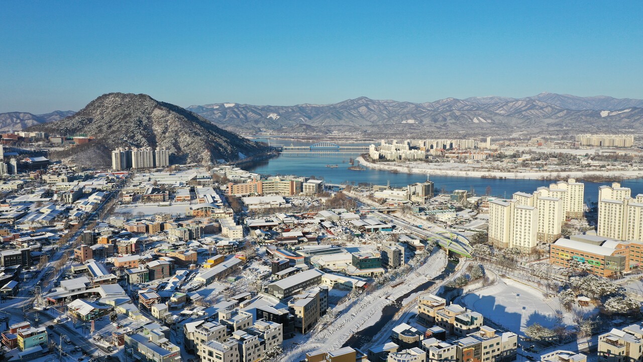 4일 춘천지역에 9cm의 폭설이 내린 가운데 후평동 일대가 하얀 눈으로 뒤덮였다. 사진=박지영 기자