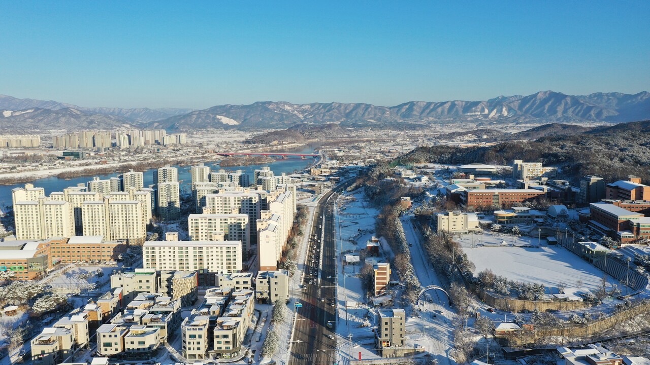 춘천지역에 4일 폭설이 내리면서 장학리 일대와 소양강 상류지역이 설국으로 변했다. 사진=박지영 기자