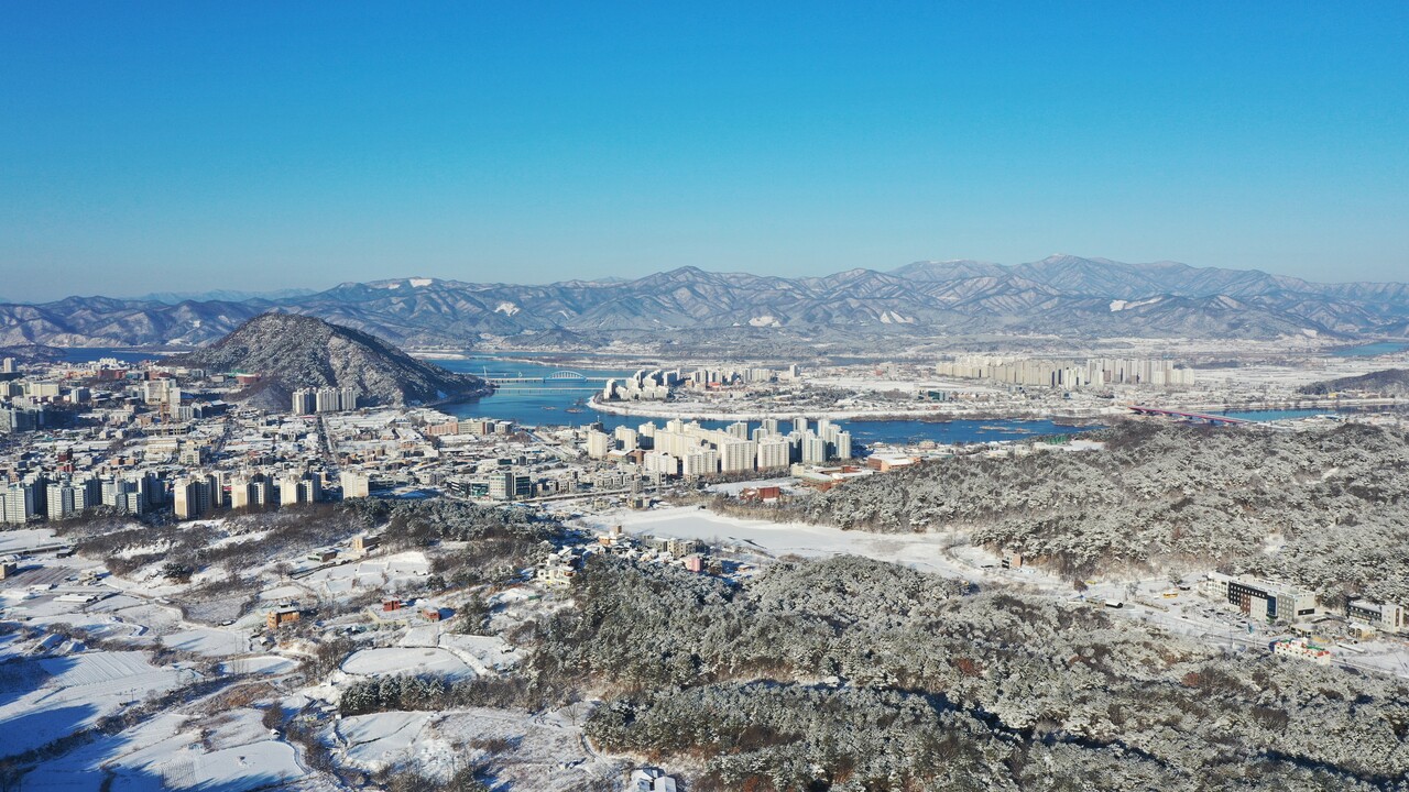 4일 전국적으로 폭설이 내린 가운데 춘천 전역이 설국으로 변했다. 사진은 구봉산에서 내려다 본 춘천시내. 사진=박지영 기자