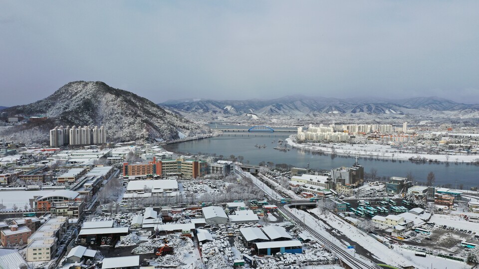 3월 첫 출근일인 2일 춘천지역에 폭설이 내린 가운데 춘천의 진산인 봉의산과 소양강, 후평동 일대가 겨울왕국으로 변했다. (사진=박지영 기자)