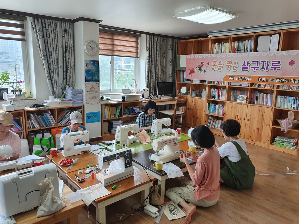 2019년 ‘살구자루’는 춘천시민을 대상으로 재생 장바구니 만들기 교육을 진행했다. (사진=살구자루 제공)