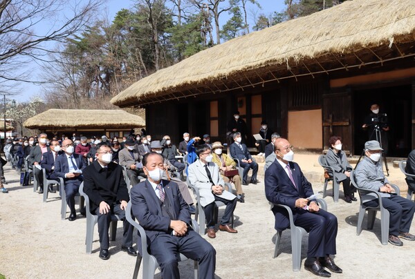 29일 오전 10시 30분부터 김유정문학촌 내 김유정 작가의 생가에서 84주기 김유정추모제가 진행됐다. (사진=신초롱 기자)