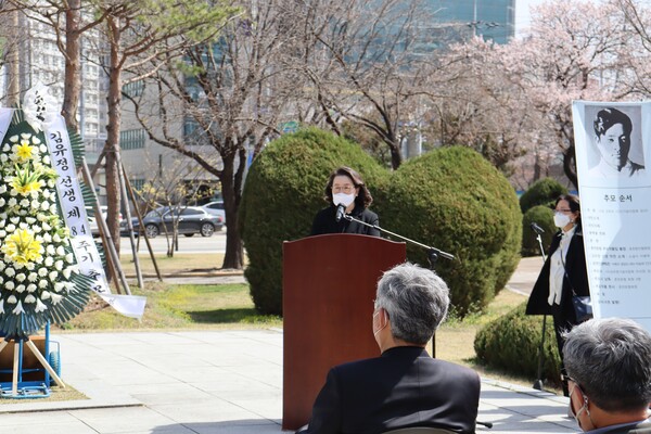 29일 오전 11시 춘천 공지천 조각공원 김유정문학비 앞에서 열린 김유정 84주기 추모제에 참석한 기념사업회 김금분 이사장의 모습. (사진=조아서 기자)