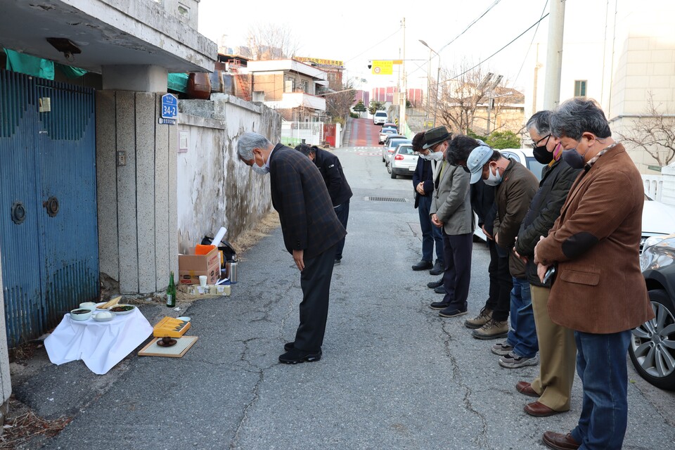 한국 근대조각의 거장 故 권진규 작가의 탄생 99주년을 맞아 작가가 하숙 생활을 하던 곳에서 기념제가 치러졌다. (사진=신초롱 기자)