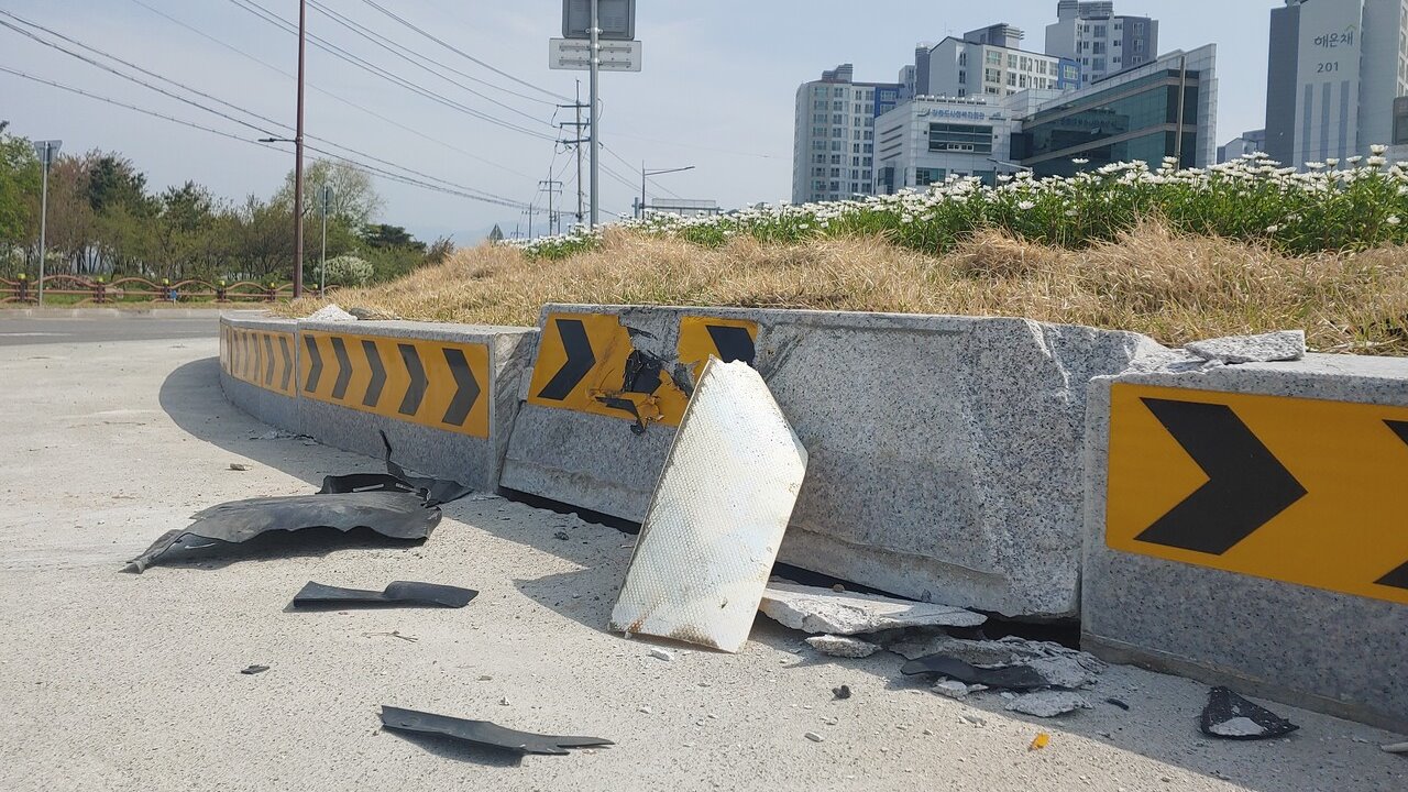 춘천경찰서는 15일 자정쯤 술에 취한 상태로 자신의 차를 운전하다 동면 장학리 회전교차로 구조물을 들이받은 A(28)씨를 붙잡아 조사하고 있다고 밝혔다. 사고가 난 회전교차로 구조물이 일부 파손되고 사고 차량 잔해물이 널브러져 있다. (사진=배상철 기자)