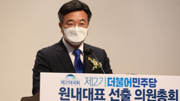 16일 오전 국회 의원회관 대회의실에서 열린 더불어민주당 원내대표 선출 전 의원총회에서 윤호중 후보가 정견 발표를 하고 있다. (사진=연합뉴스)