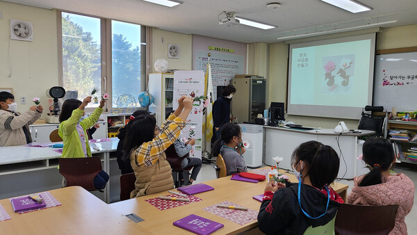 지난해 춘천 추곡초가 진행한 '무궁화 바로 알기' 교육 수업 모습. (사진=우리꽃 무궁화 교육원 제공)