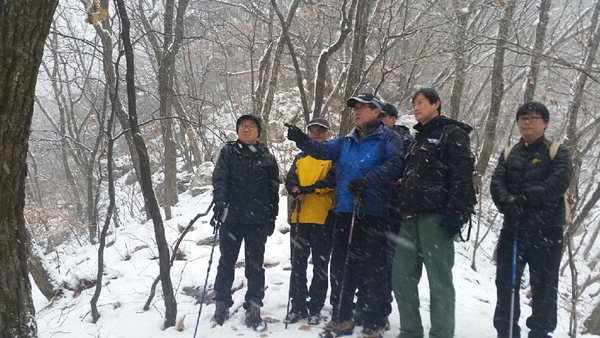 시장 재임 시절 ‘삼악산 호수케이블카’ 설계 현장을 찾은 최동용 전 시장. 호수케이블카는 지난달 8일 개장했다. (사진=본인 제공)