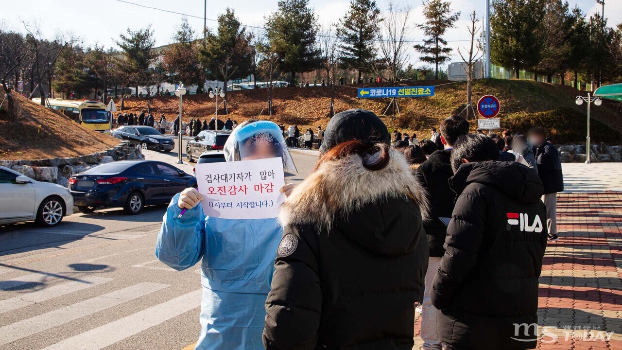 춘천에서 39명의 코로나19 확진자가 발생했던 2일 춘천종합체육회관 선별진료소, 인파가 몰리면서 대기시간이 길어지자 의료진이 오전 검사 마감을 안내하고 있다. (사진=이정욱 기자)