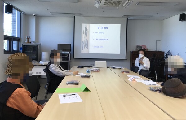 이지원 생사학 아카데미 대표가 북부노인복지관에서 ‘사별 경험 어르신 정서 지원 프로그램’을 설명하고 있다. (사진=생사학 아카데미)