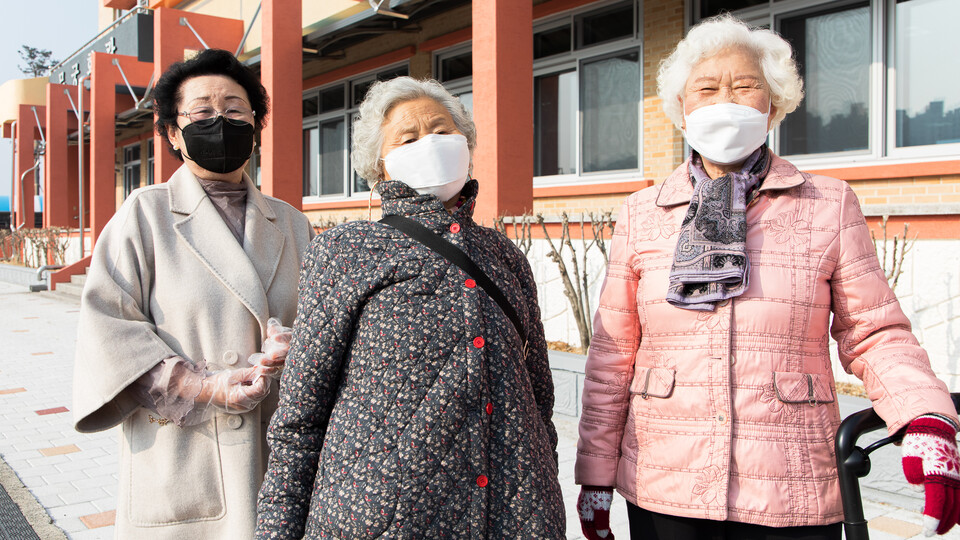 9일 근화동제2투표소를 찾은 60년 지기인 한국희(79·왼쪽부터)·김국성(80)·송화자(80)씨. (사진=이정욱 기자)