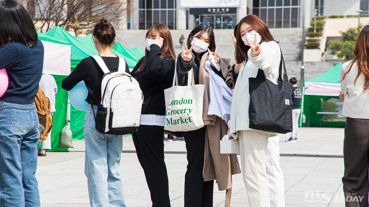 6일 강원대학교 춘천캠퍼스에서 열린 봄꽃행사에 참여한 학생들이 소중한 추억을 쌓고 있다. 