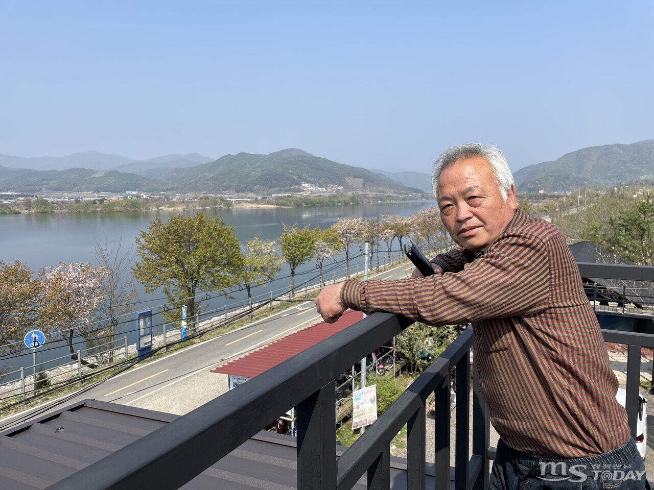 북한강이 내려다보이는 호반캠핑장을 운영하는 홍윤표(59) 대표. (사진=권소담 기자)