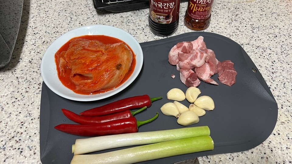 김치찌개를 직접 조리하는데 사용한 식재료. (사진=정원일 기자)