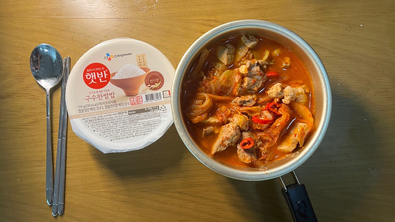 직접 조리해 한 끼 식사로 완성한 김치찌개. (사진=정원일 기자)