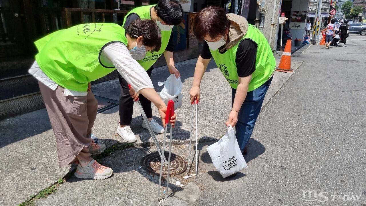 지구시민연합 강원지부 회원과 시민들이 지난 21일 춘천시 후평동 일대에서 담배꽁초를 줍고 있다. (사진=이준애 사무국장 제공)